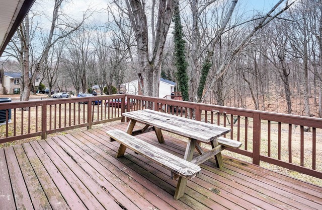 12 Mi to Northwest Stadium: Pet-Friendly Home!
