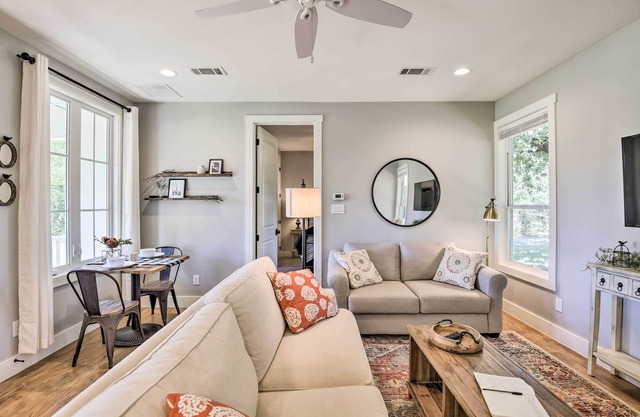 12 Mi to TCU: Fort Worth Cottage w/Farmland Views