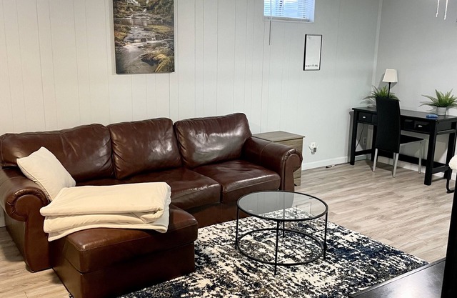 12 min to Downtown! Child&Pet Friendly , Fully Stocked Kitchen, W/, Back
