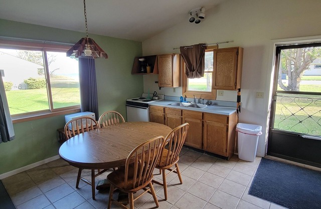 #12 Thomas' Parkside Cottages, 2 BR Lake Huron Suite, downtown location