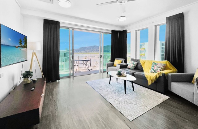 '12' Top Floor Esplanade Apartment ~ 2BR 2Bth Pool Gym Wifi