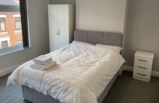 13 Dominic Street, Stoke · 4 bed house perfect for working professionals