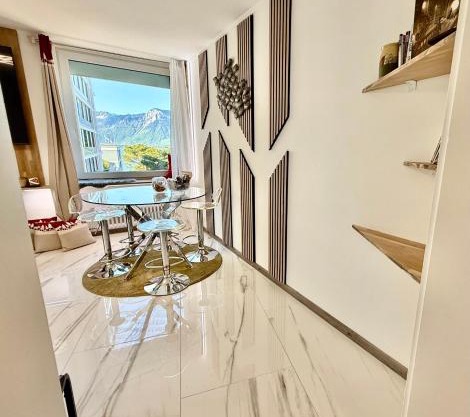 13 Lake View, Family central modern app