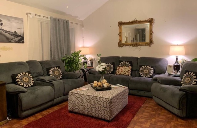 1300sq, 3 beds 2 bath Sleep 7-9 close to the master,airport ,forth Gordon,