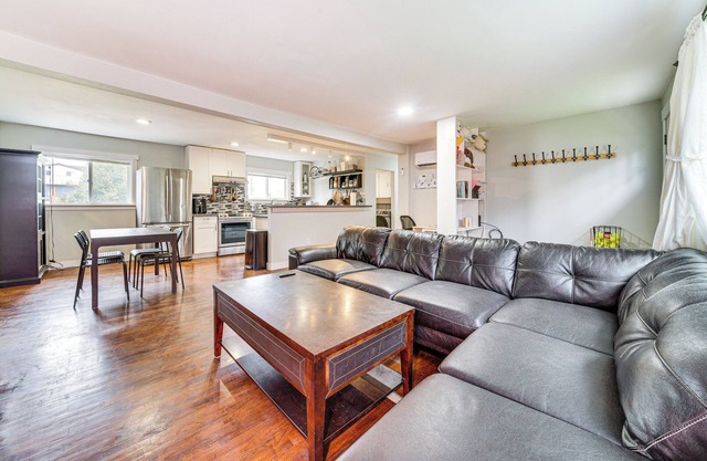 14 Mi to Dtwn Seattle: Sleek Home w/Large Yard