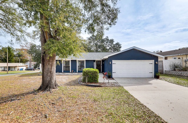 14 Mi to Dwtn Tampa Bay: Brandon Home w/Fire Pit!