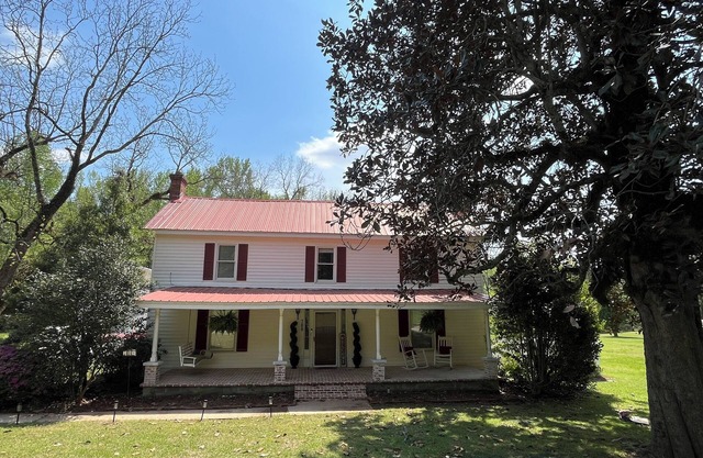 14 Miles from Athens- 1890s Private Farmhouse Retreat on 15 Acres w/Barn & Pond