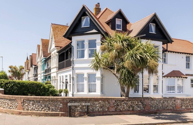 147 By The Sea - Opposite the Beach with Stunning Sea Views + Parking