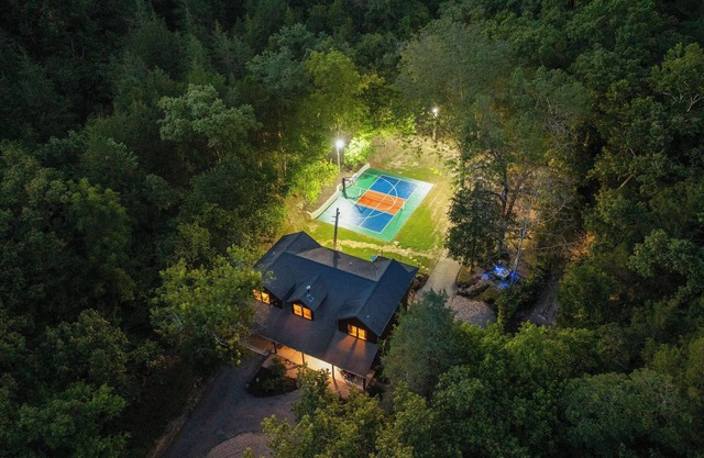 15 gated acres with Pickleball, Creek and hot tub!