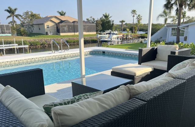 15 mins from Beautiful Siesta Key Beach, Waterfront Home w/Private Pool