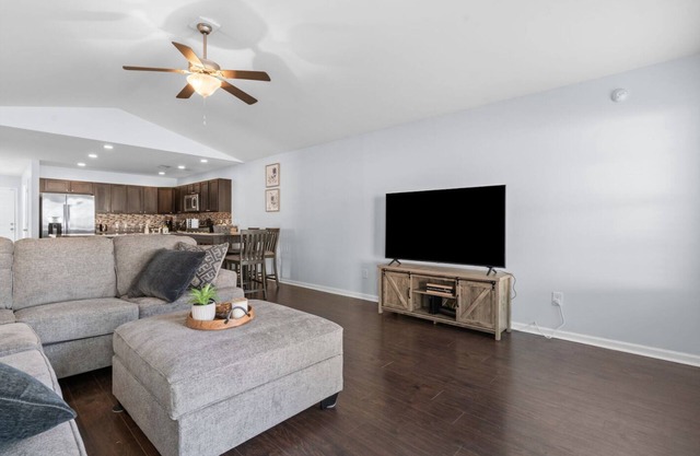 15 Minutes to the horse park! Cozy 3 Bed, 2 Bath stay