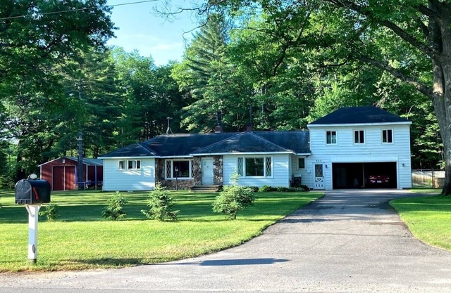 15 mls from Great Lakes Equestrian Festival, 3 Bdrm house, huge yard, pole barn!