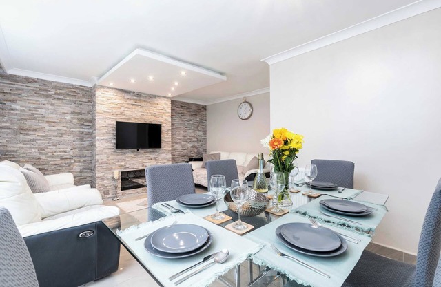 15% OFF | Sleeps 6 | City Centre | FREE Parking