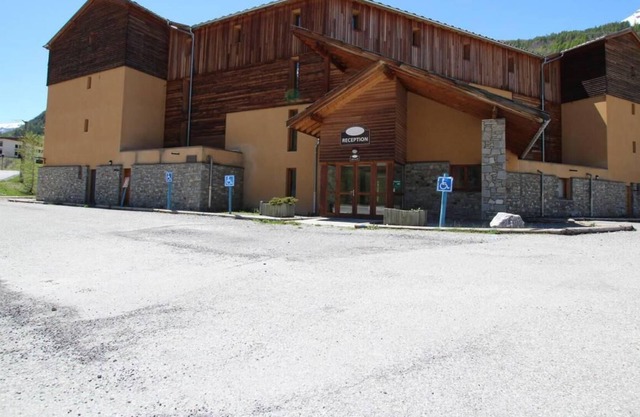 150m from ski slopes, 2nd floor, view mountain, balcony, tv, 36m², Pelvoux