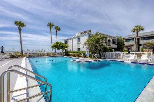 1555 Tarpon Center #B111