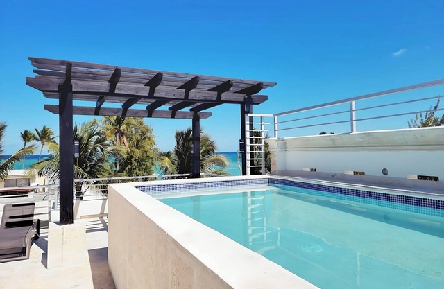 15BR Spacious Multi-Unit Retreat with Rooftop Plunge Pool - Walk to Beach +Bonus