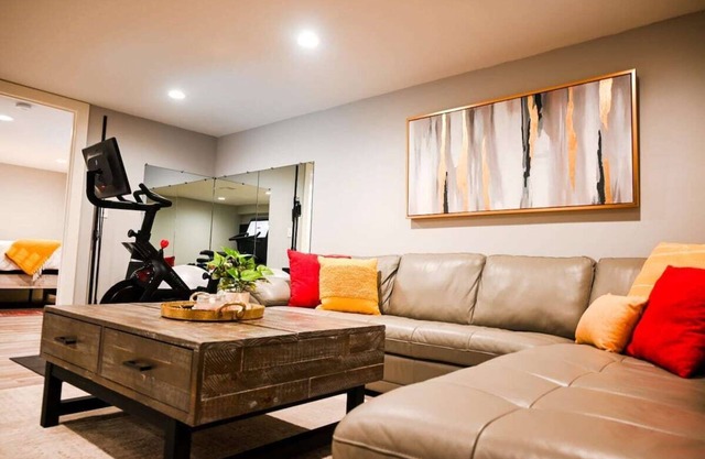 16 Guests|Adjacent Residences|Hot Tub/Ping Pong