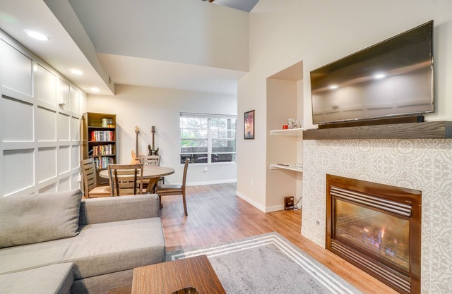 16 Mi to DIA: Townhome w/Fireplace in Aurora