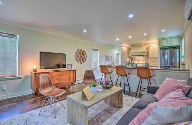 16 Mi to Disney: Cottage w/Deck in Winter Garden