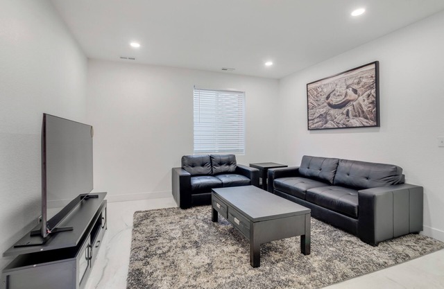 16 Mi to Dtwn Denver: Modern Apt w/Patio