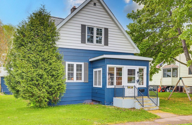 17 Mi to Porkies: Getaway Steps to Beach & Main St