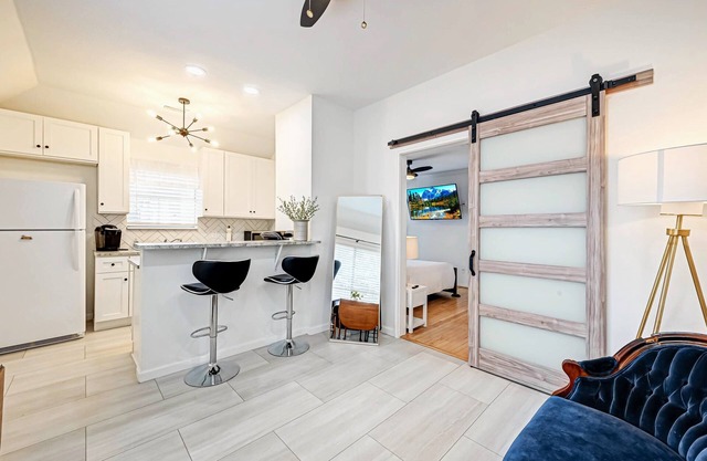 1714 Fairview 1KING/1BA Top Apt Duplex Pets Ok!n10 FURNISED APARTMENTS ON-SITE.