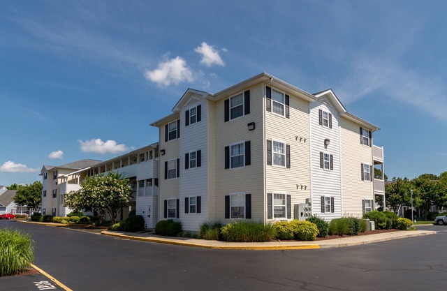 17275-7 King Philip Way - Wonderful 2nd floor condo in the Reserves at Nassau