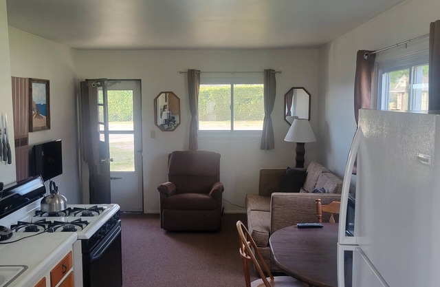 #18 Thomas' Parkside Cottages. Sandy Beach, Lake Huron views. Downtown location.