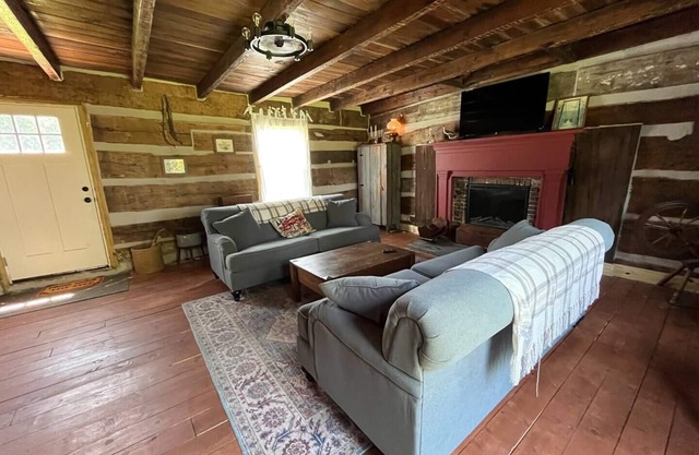 1800’s Historical Log Cabin near I-75 Interstatenn