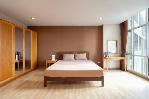 181 Ekkamai Studio Apartment