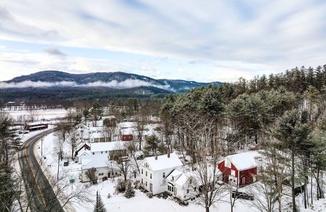 1860 6 Bedroom Farmhouse with Hot Tub Close to Sunday River