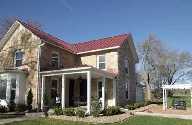 1879 Stone House- 3 bedroom