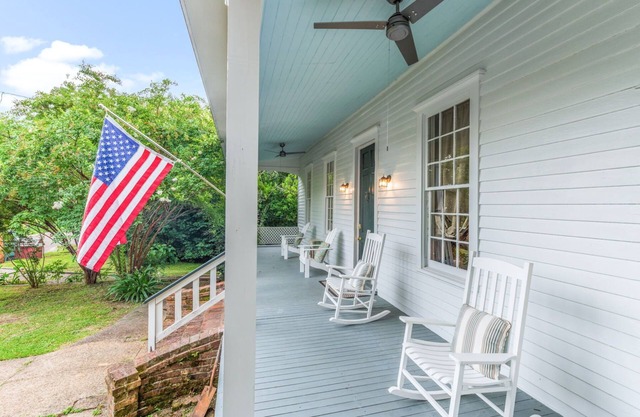 1880's Cozy Cottage, close to Historical Downtown. Sleeps up to 6n3B3B-pets OK