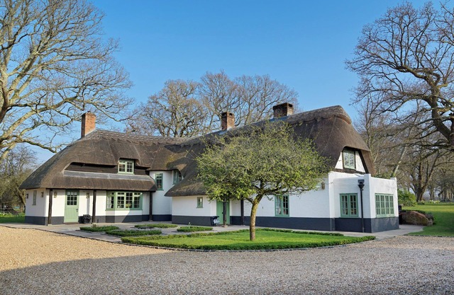18th Century Thatched House on the Edge of the New Forest with large Jacuzzi