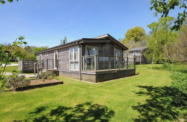 19 MEADOW RETREAT, pet friendly, luxury holiday cottage in Dobwalls