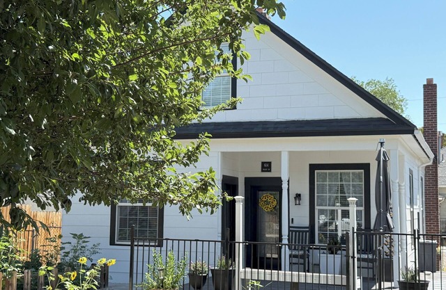 - 1914 Historic Cottage - Newly Remodeled - Electric Fireplace, Gas Firepit and BBQ - Fenced Property - Chef's Kitchen - Electric Vehicle Charging Station