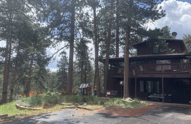1914 Lake Cabin in the Mountains: Walkable to downtown, golf course, and trails