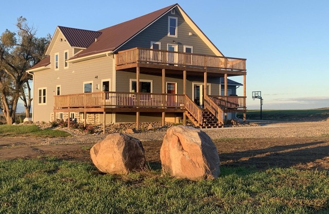 1916 renovated 8 bedroom, family-friendly home with great views