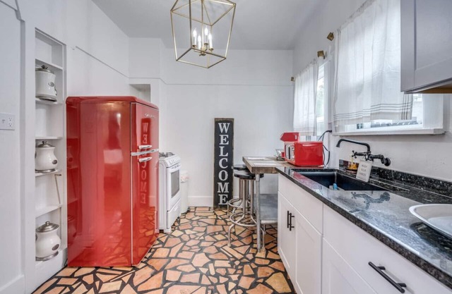 1926 Historic Duplex/Near U of A/1 BR 1 BA