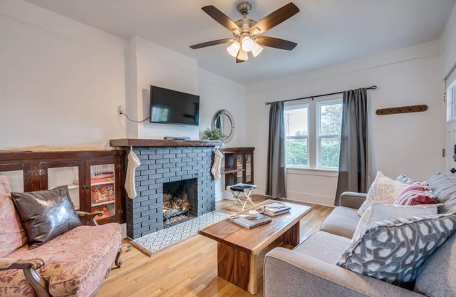 1926 Historic Duplex/Near U of A/1 BR & 1 BA