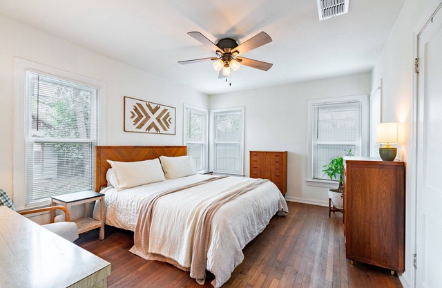 1940s Cottage - Walking Distance!