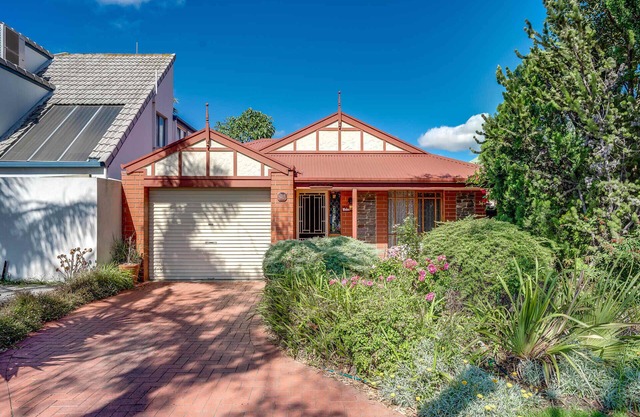 19A Bartel Blvd - Charming Lakefront Villa