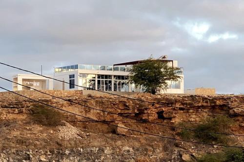 1Bed Luxury Penthouse with Beach Access , 360 Ocean Views , Delectable Meals Options, Laundry, High Speed Internet