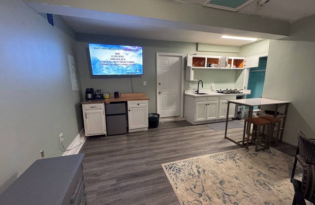 1bed W/laundry/Parking/AC unit- University Area! A