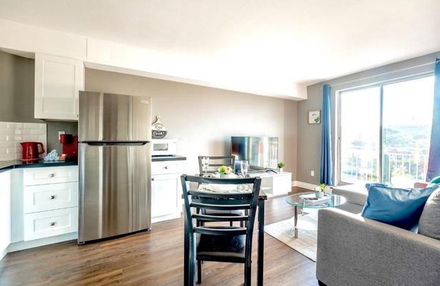 1BR Apt w Netflix & Balcony - Near DT Hamilton