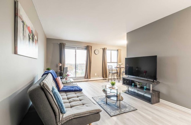 1BR Apt with King Bed & Netflix - Near Downtown!