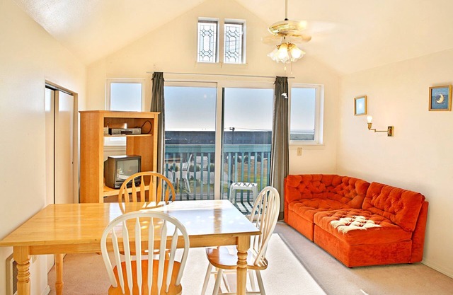 1BR beachfront condo, kitchen, & sea-view balcony