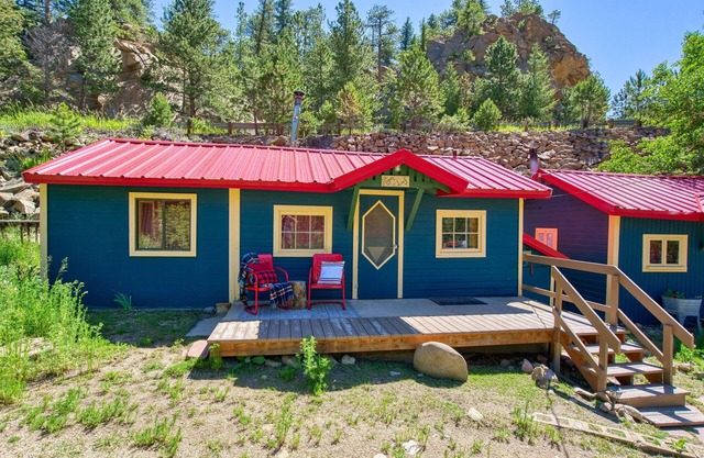 1BR Cabin for Two, Peaceful River & Mountain Views