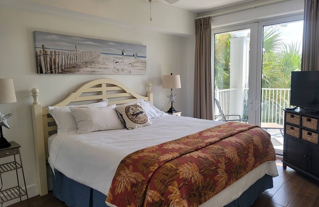 1BR Condo - Pool, free beach tram, large balcony, full kitchen, washer/dryer