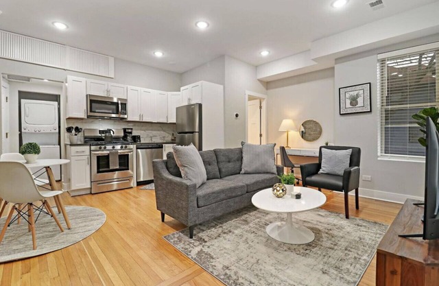 1BR Deluxe Apartment near Shops & Cafés